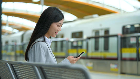 4k地铁站内休息玩手机的女性视频的预览图
