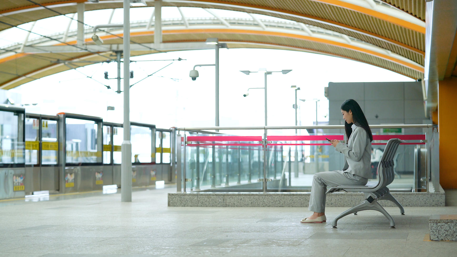 4k地铁站坐在座椅上等待地铁的女生视频的预览图
