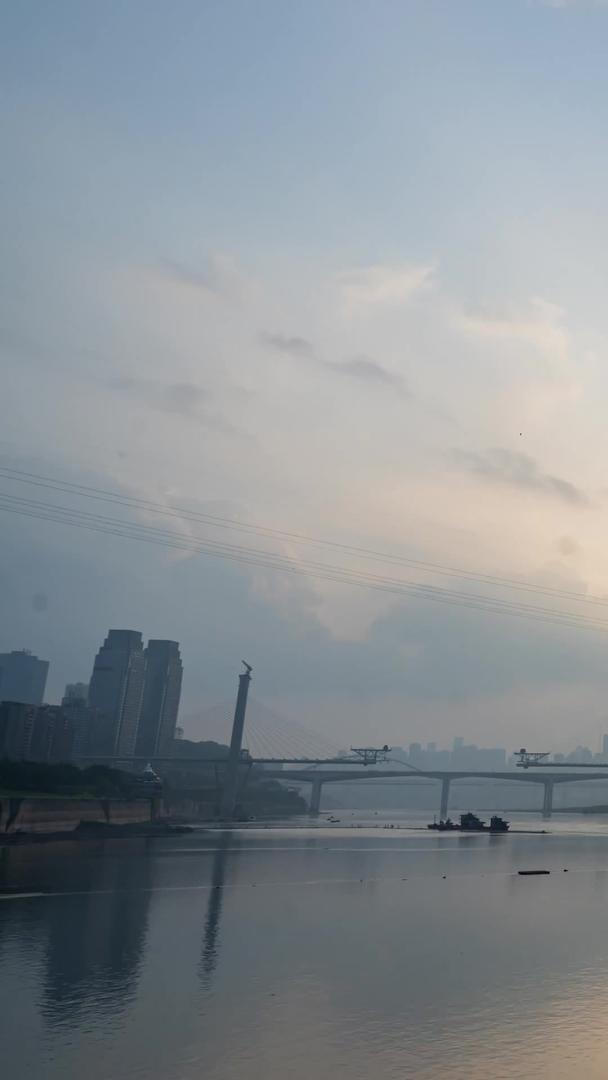重庆南滨路烟雨公园城市天际线日落视频的预览图