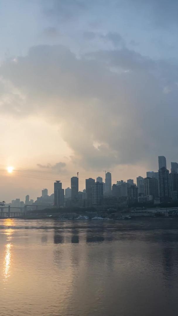 重庆南滨路烟雨公园城市天际线日落视频的预览图
