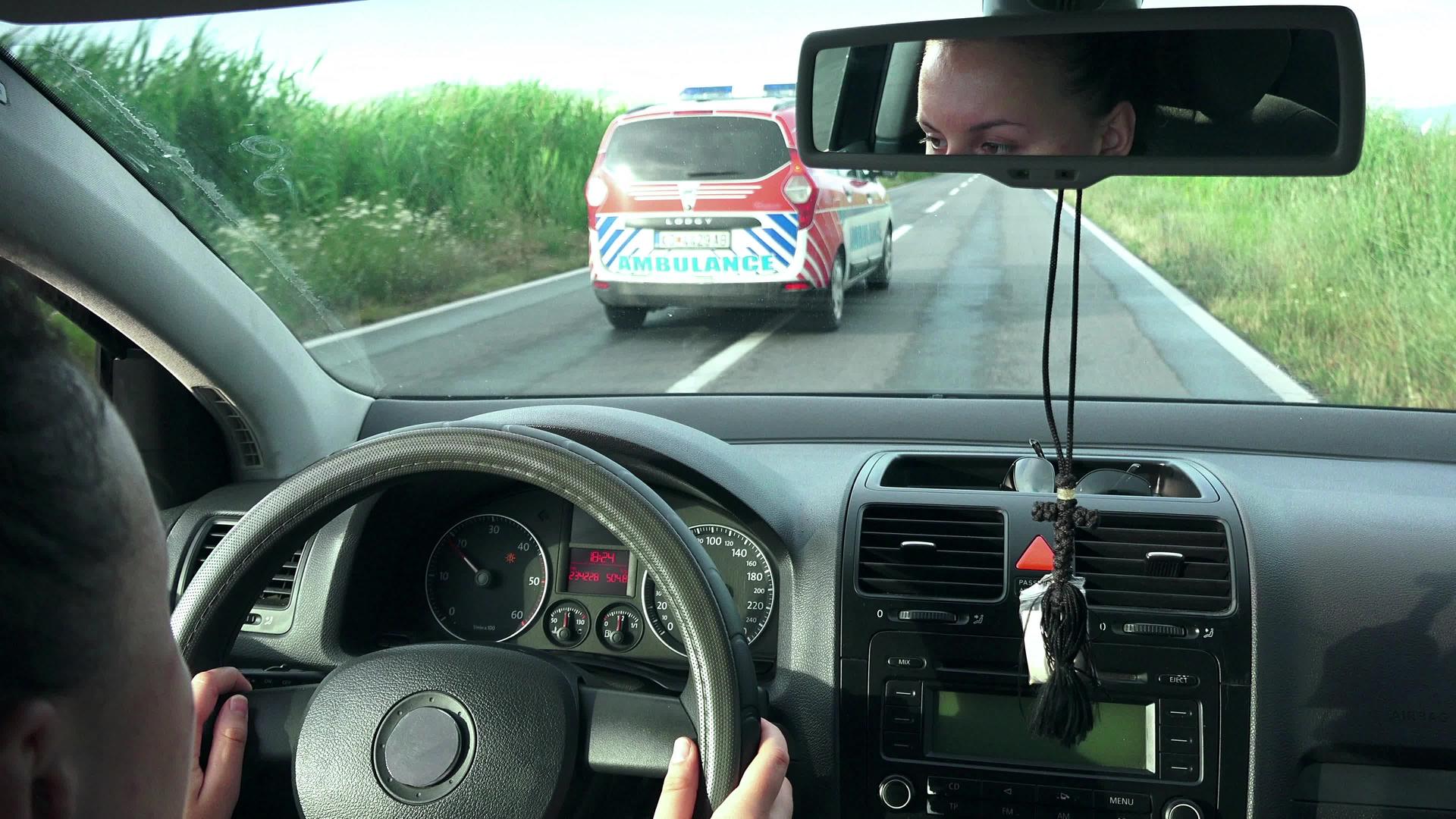 救护车在农村道路上超车视频的预览图