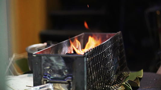 烧烤烹饪准备一个120英尺的烧烤炉视频的预览图