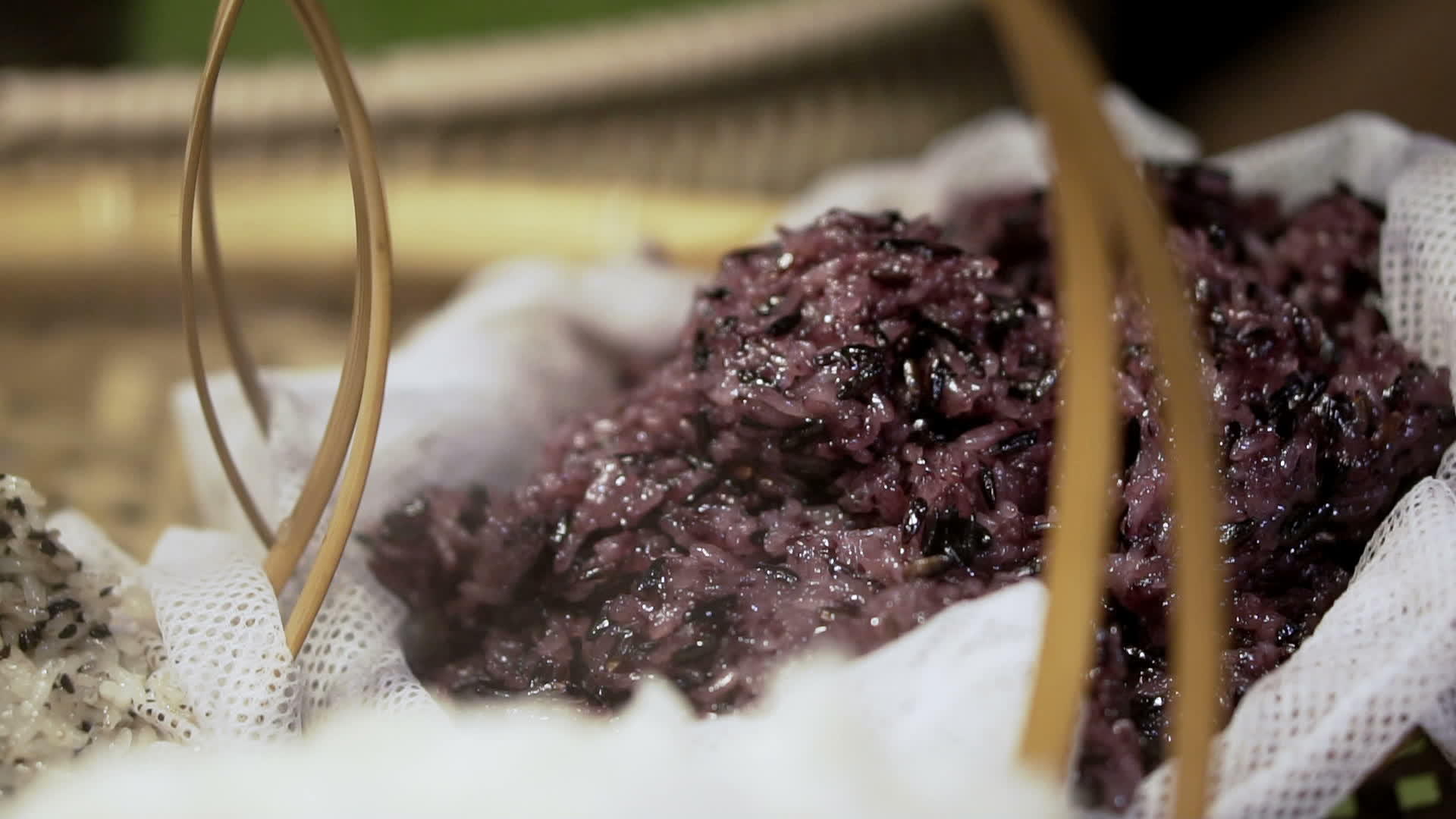 在泰国市场的竹篮里蒸炒黑紫粘的米饭视频的预览图