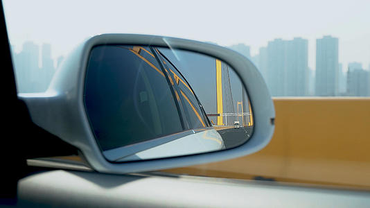 4K车辆行驶后视镜第一视角车窗外风景城市行车视频的预览图