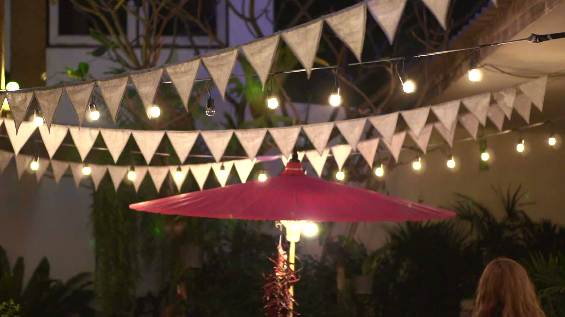 节日旗和灯泡挂在市场盛宴上视频的预览图