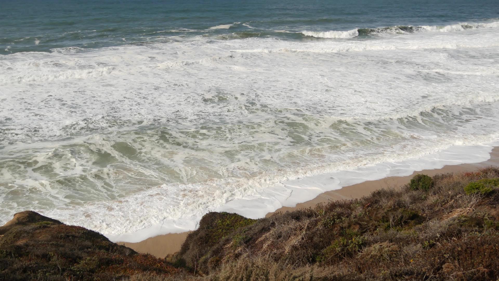海滩边汹涌的海浪视频的预览图