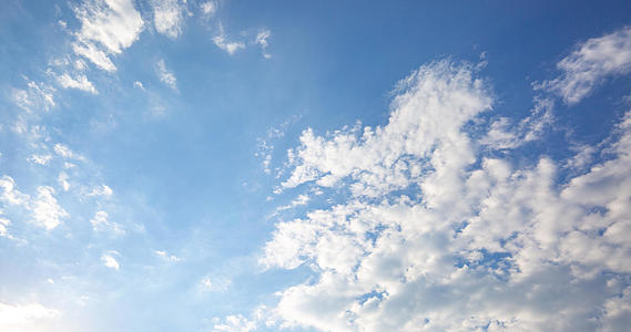 高温烈日天气下的蓝天白云视频的预览图