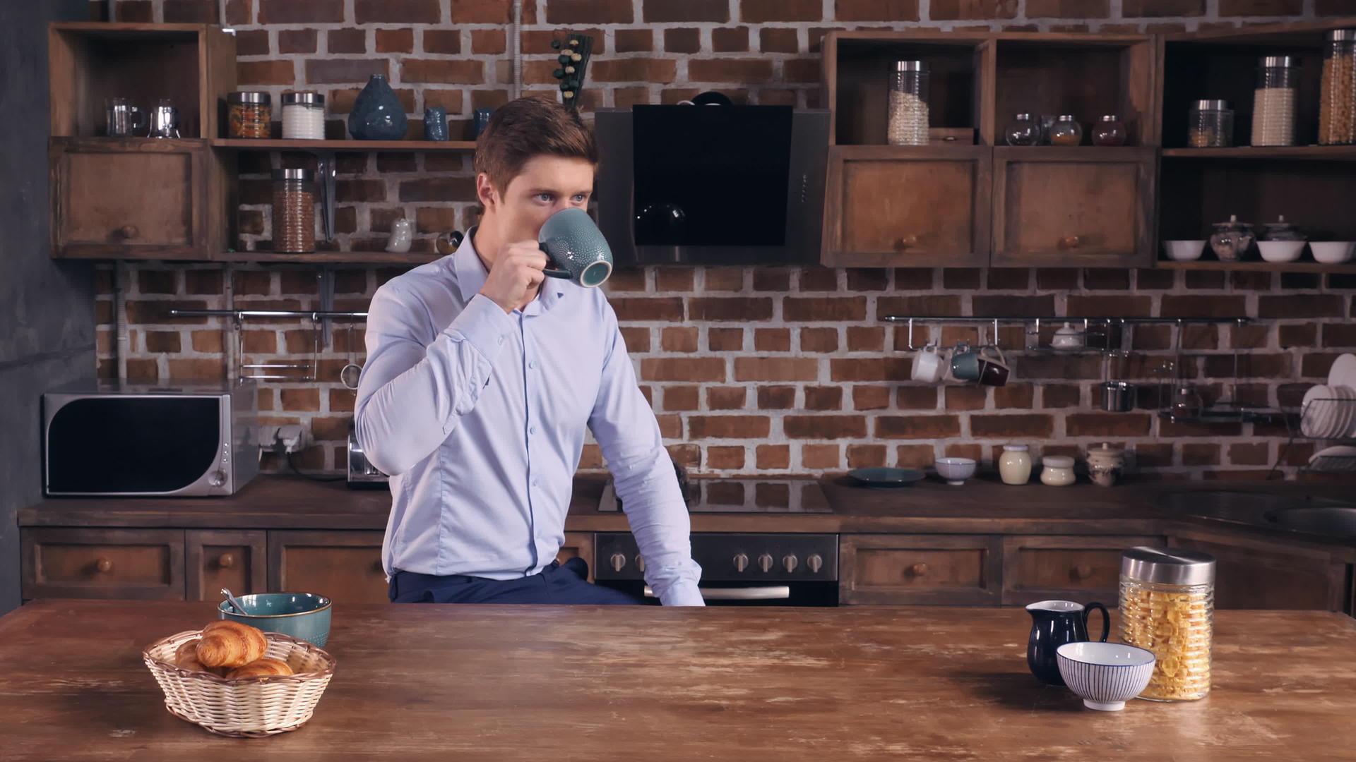 男人在公寓里喝咖啡吃早餐视频的预览图