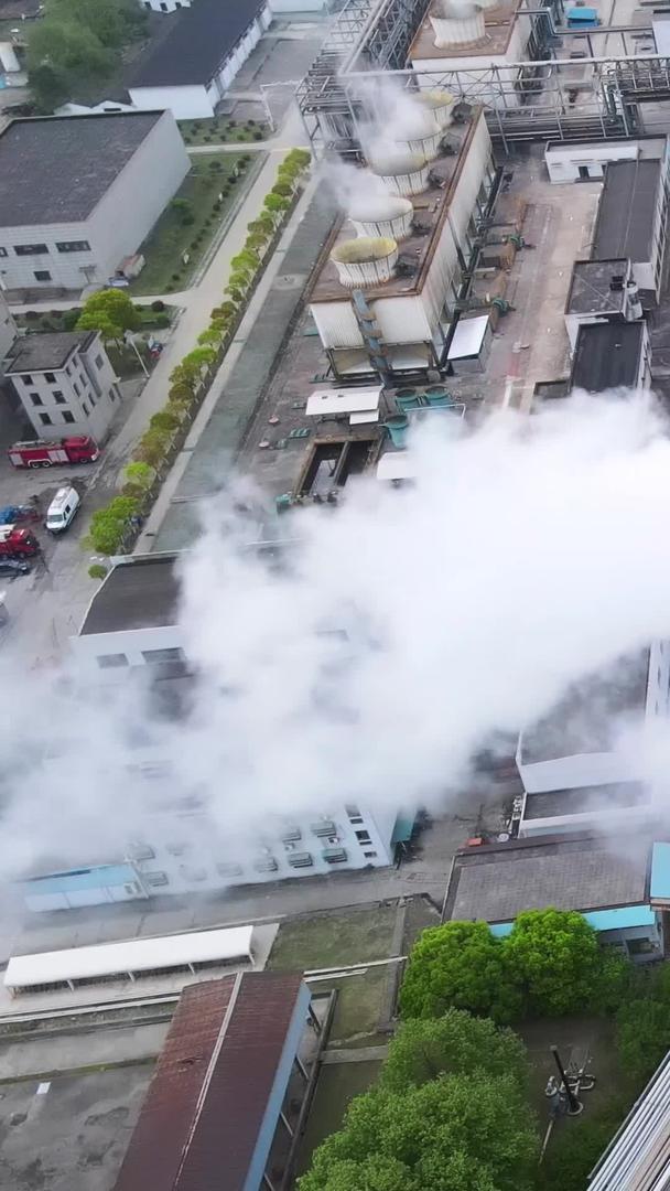 航拍城市工业化现代工厂冒着白烟的烟囱材料视频的预览图
