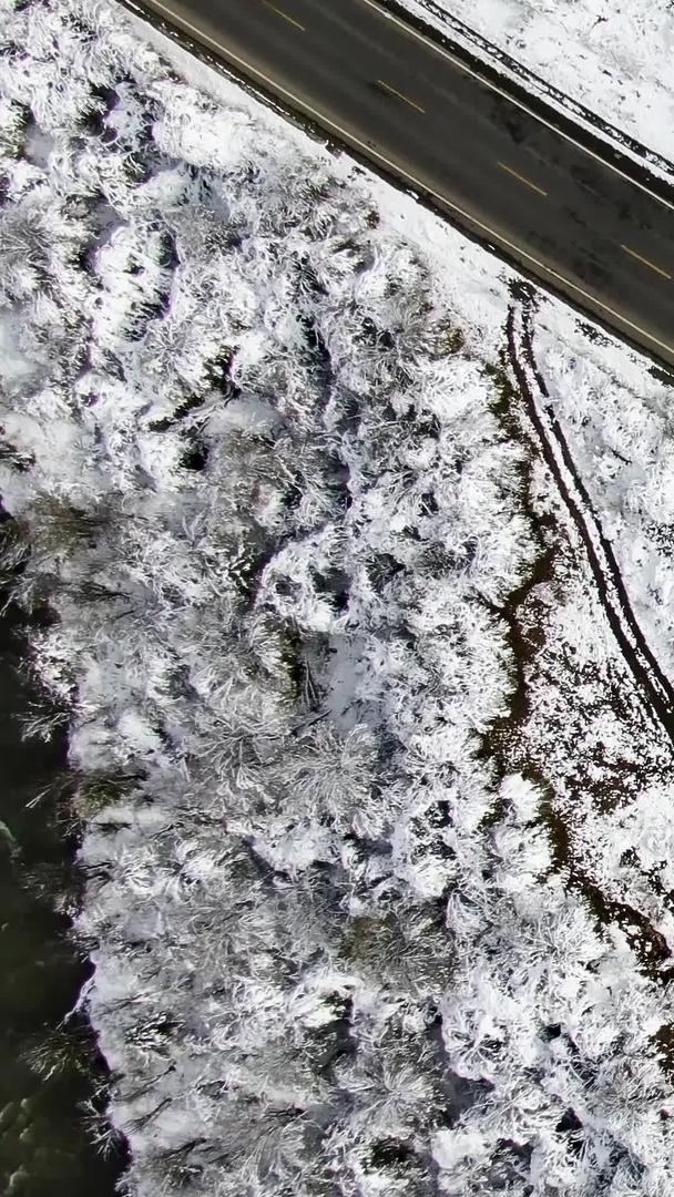 在雪地中拍摄公路雪景航拍视频视频的预览图