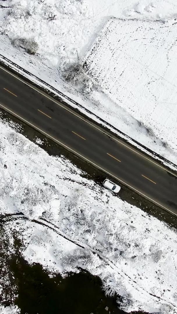 在雪地中拍摄公路雪景航拍视频视频的预览图