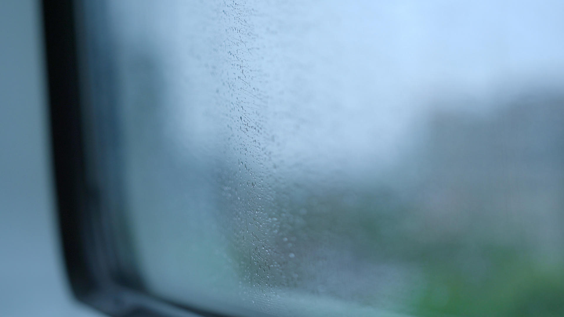 4k雨天汽车高铁地铁窗外雨景虚化视频的预览图