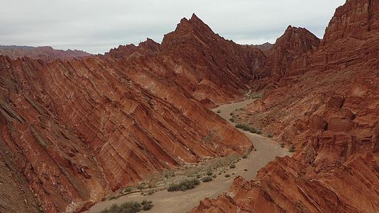 新疆库车天山神秘大峡谷视频的预览图