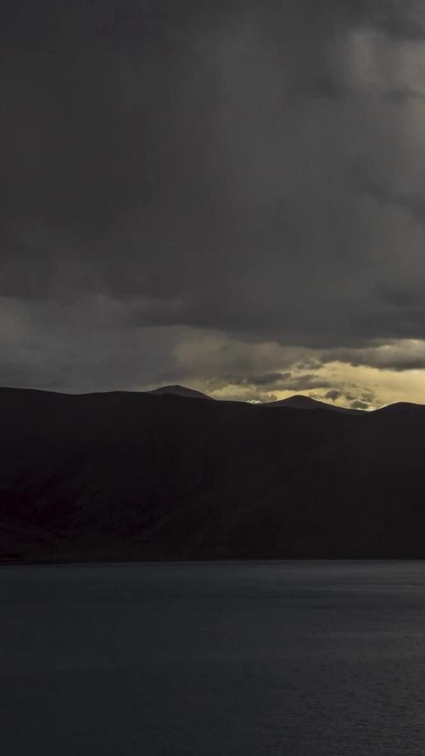 延时西藏羊卓雍措景区风暴云彩视频的预览图