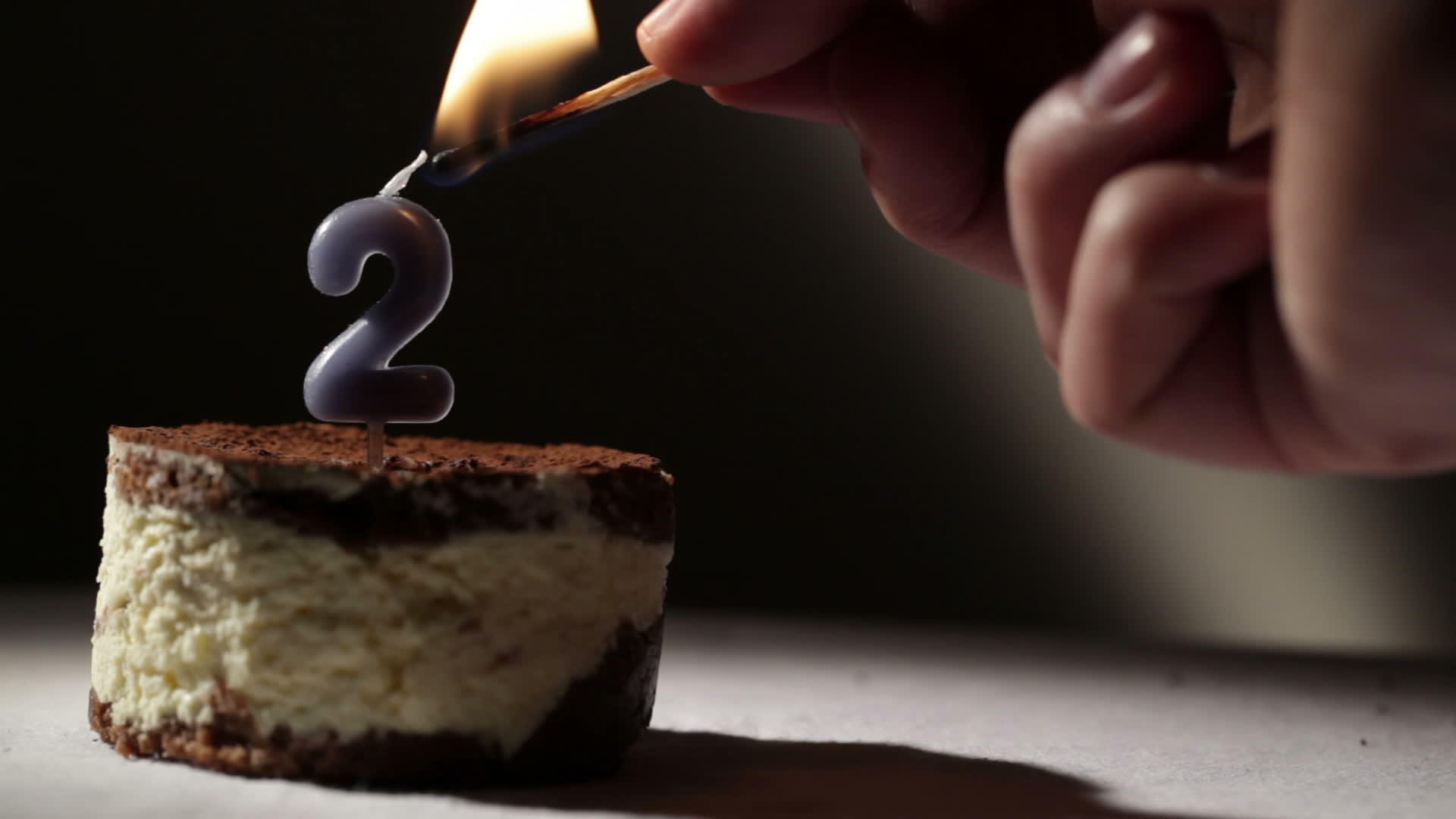 蒂拉米苏蛋糕配有数字2蜡烛视频的预览图