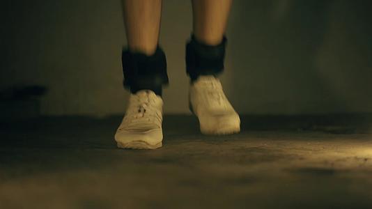 男人双腿穿白色运动鞋视频的预览图