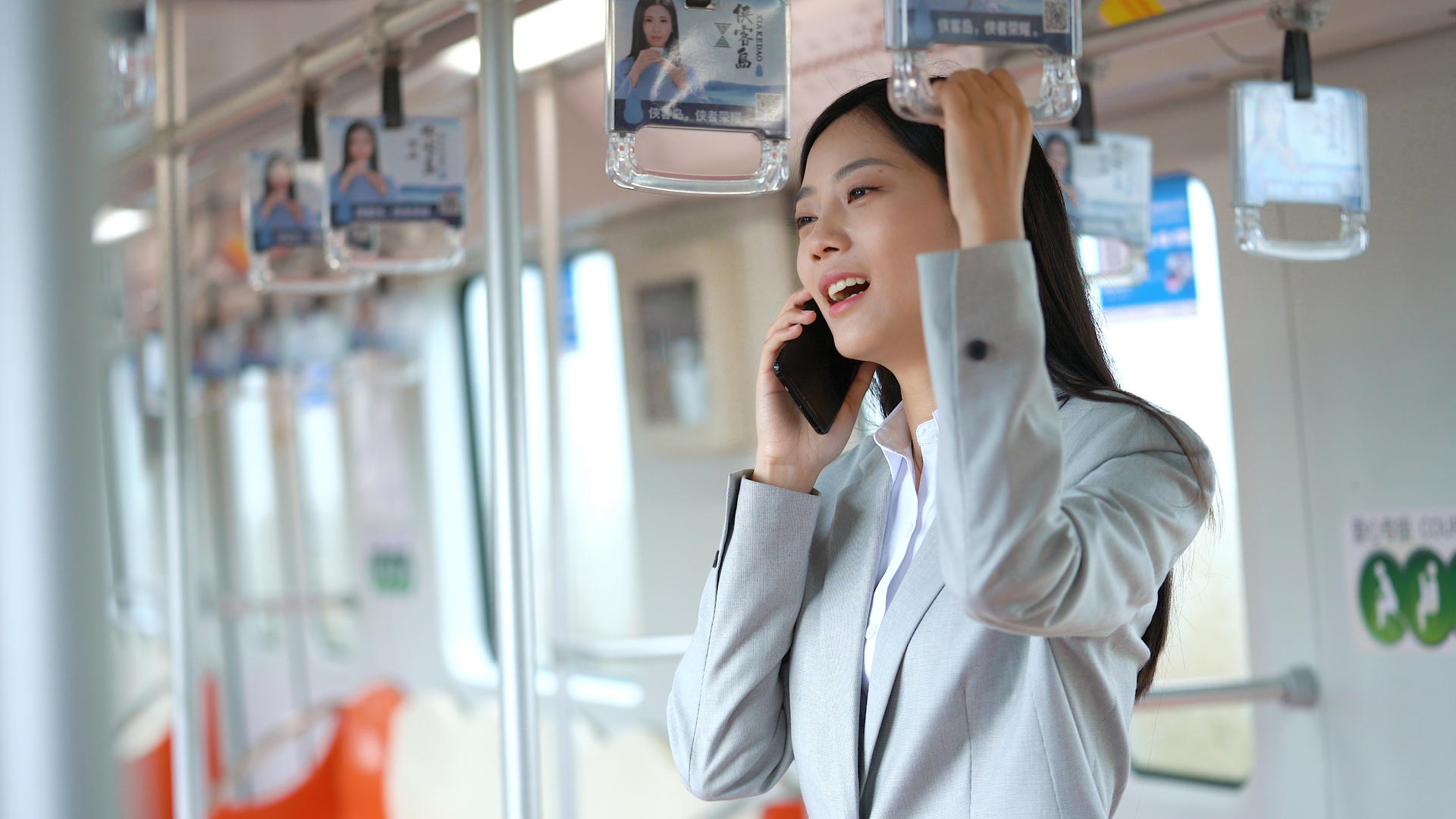 4k在地铁上打电话办公的商务女性视频的预览图