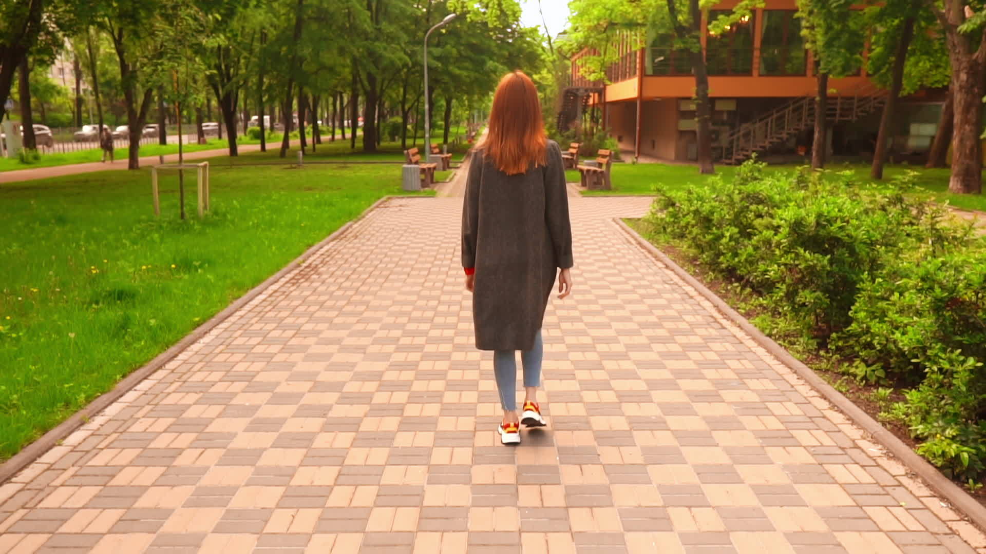 女人漫步时穿着灰色外套视频的预览图