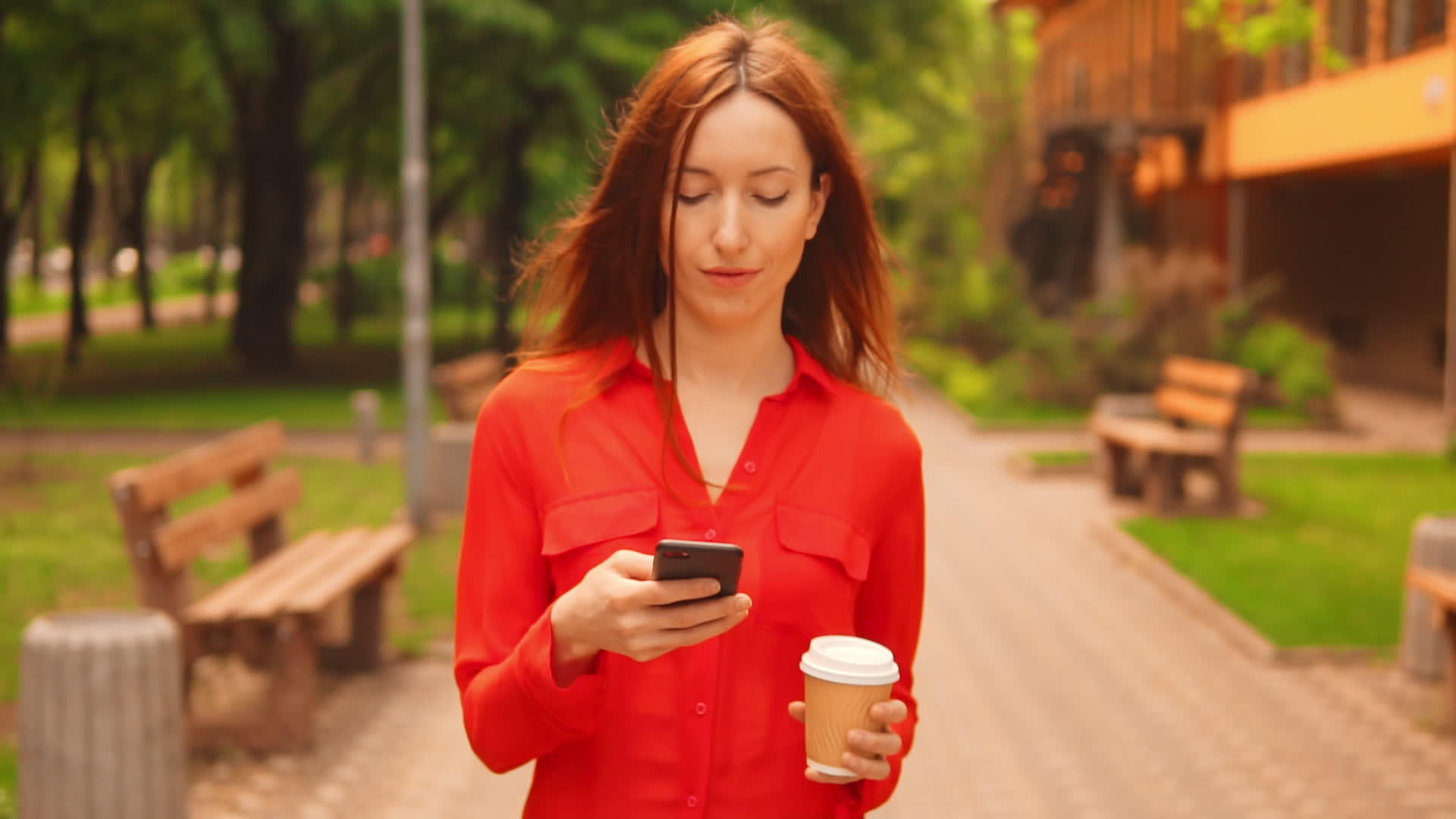 女性使用户外智能手机视频的预览图