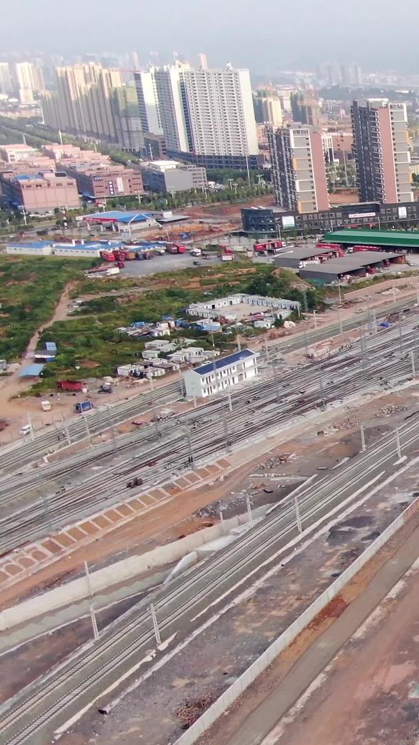 航拍大型火车枢纽站施工现场视频的预览图