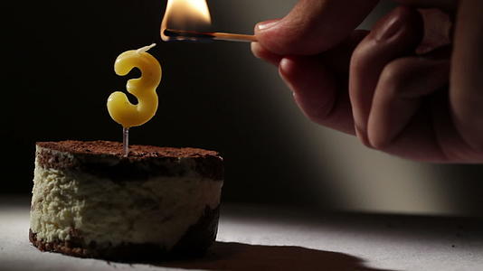 蒂拉米苏蛋糕里有三根蜡烛视频的预览图
