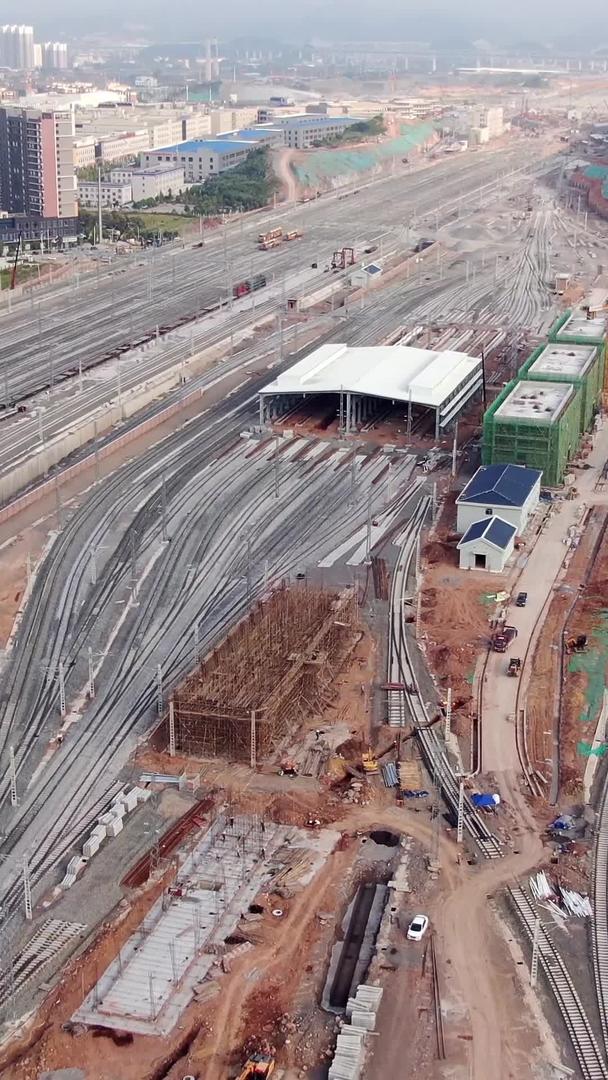 航拍大型火车枢纽站施工现场视频的预览图