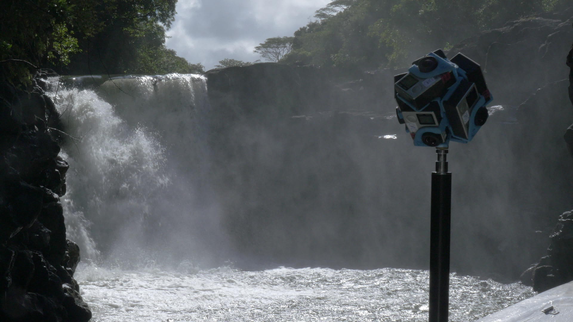 拍摄瀑布场景360度视频视频的预览图