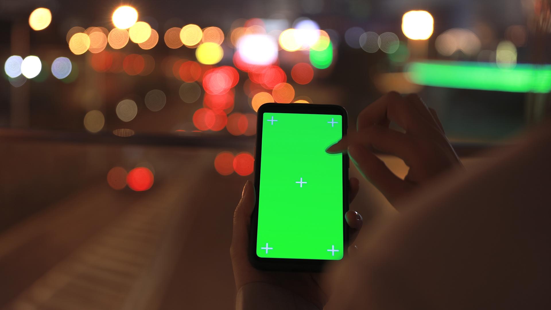 4K夜晚车流灯光背景下点划手机绿幕视频的预览图