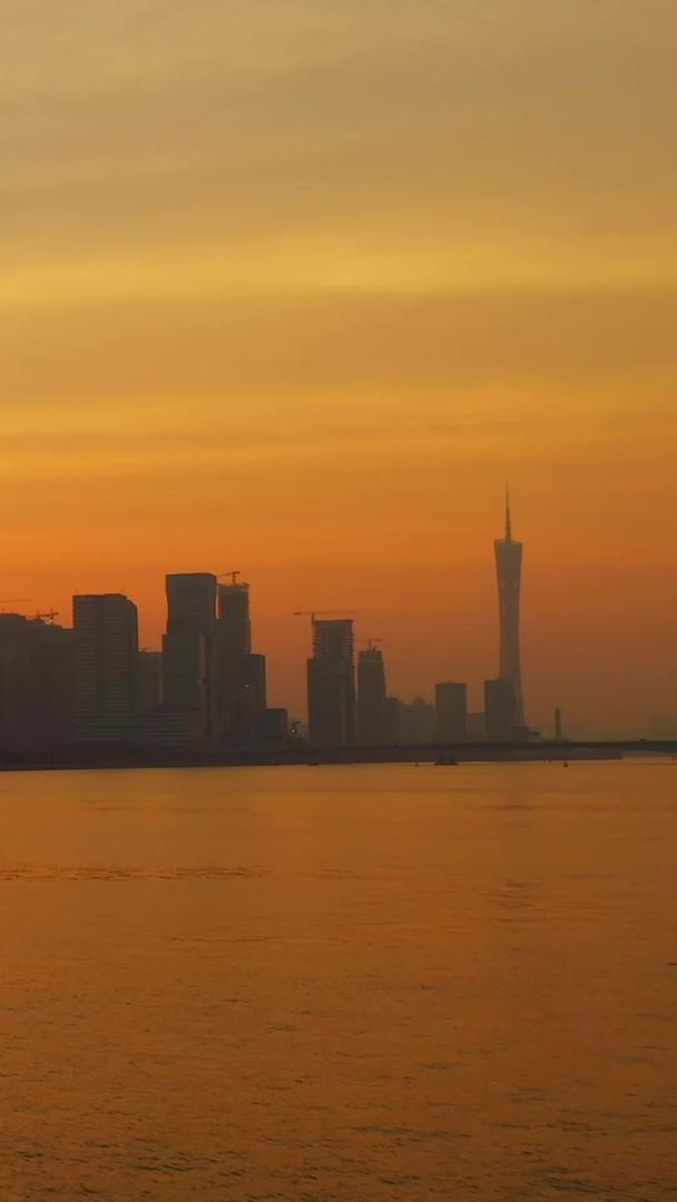 美丽的城市夕阳湖风景视频素材视频的预览图