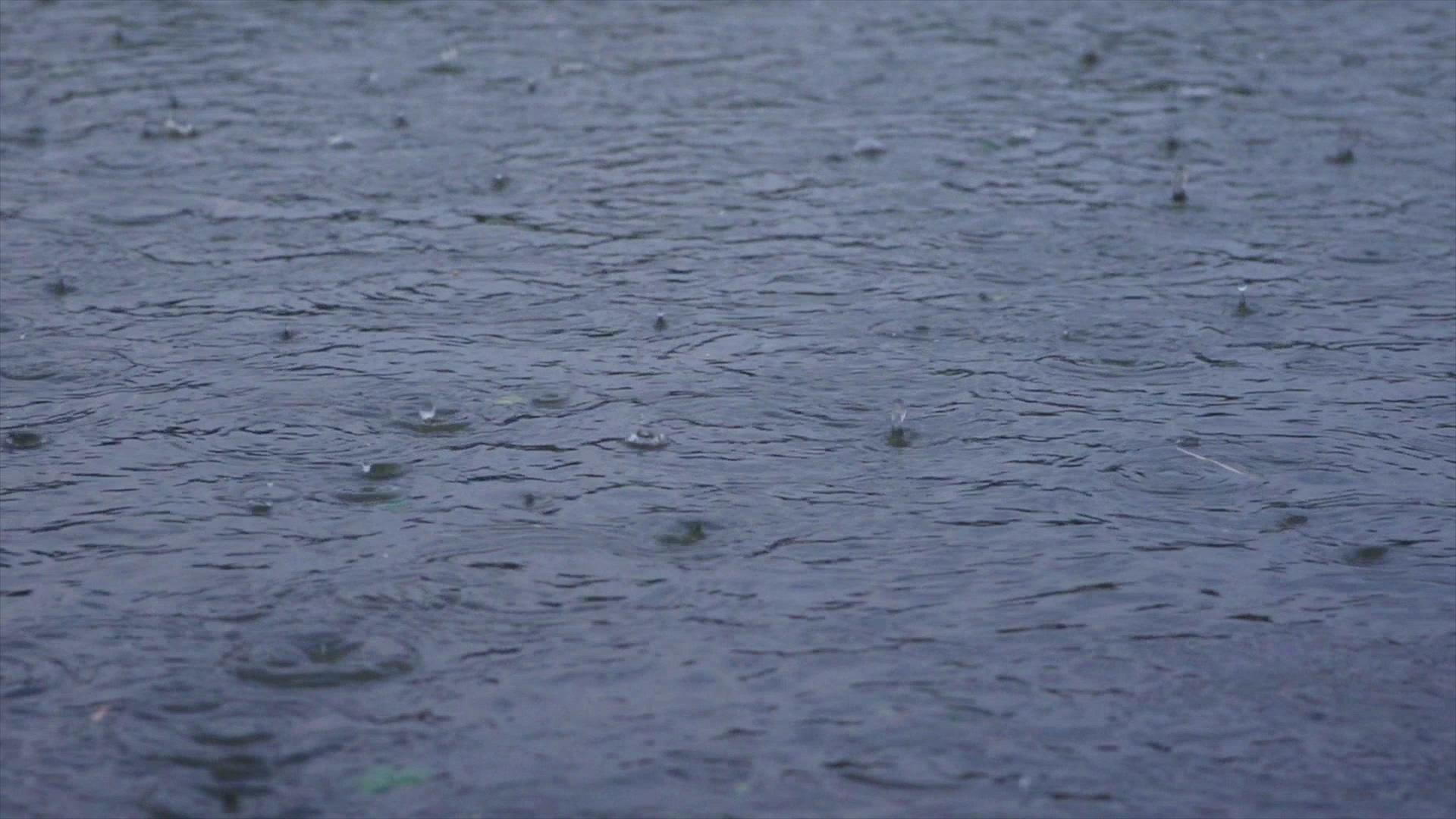 4K实拍下雨雨滴落在水面上水滴落在水面上慢动作视频的预览图