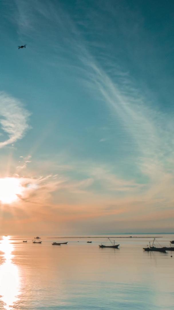 流云渔船在海上日落时流云渔船视频的预览图