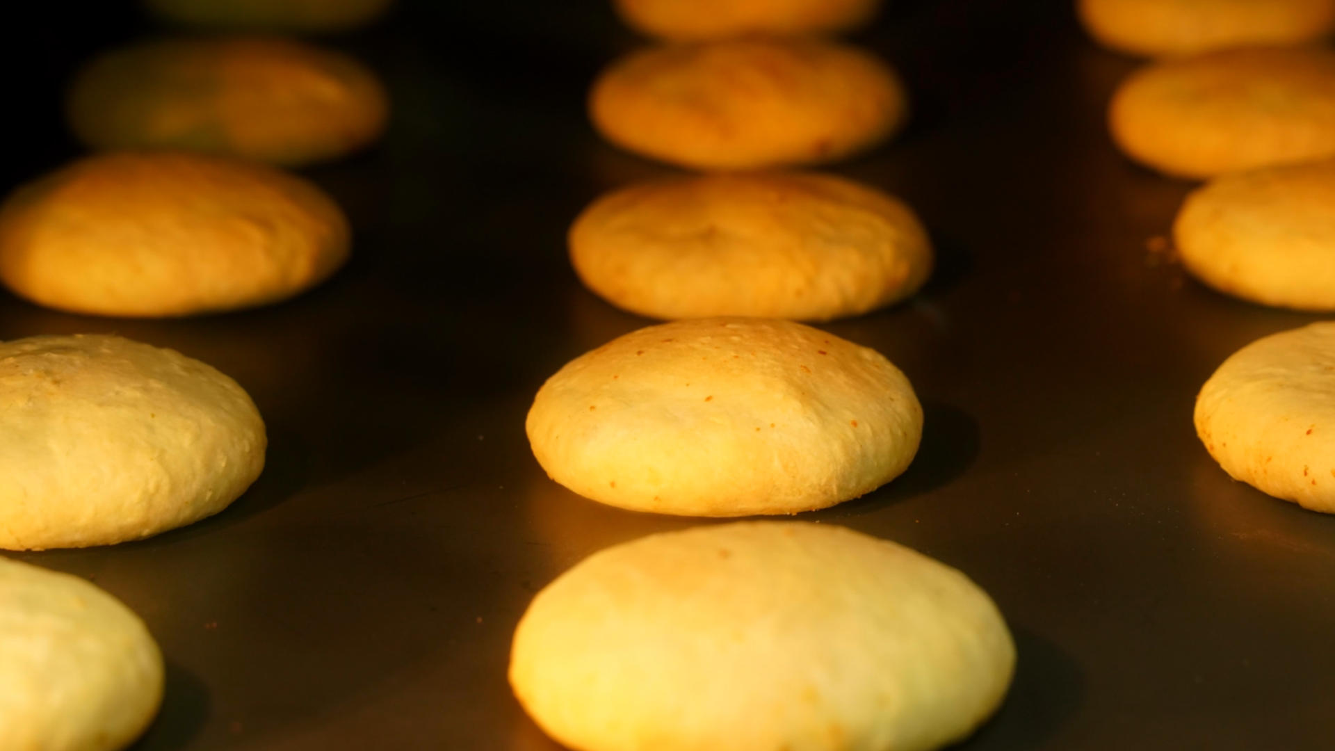 升格烤箱烤制糕点过程烤绿豆酥视频的预览图