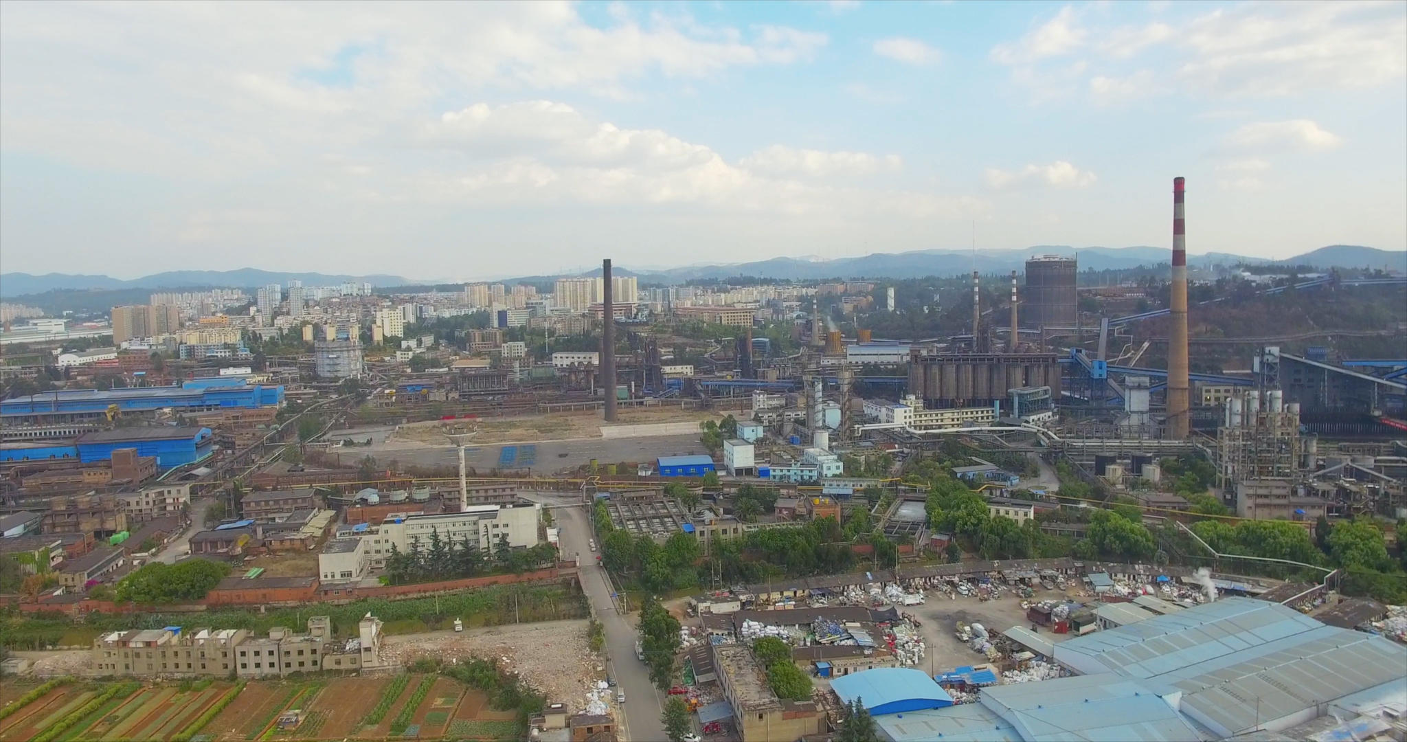 4k昆明安宁城市钢铁化工厂全景航拍视频的预览图