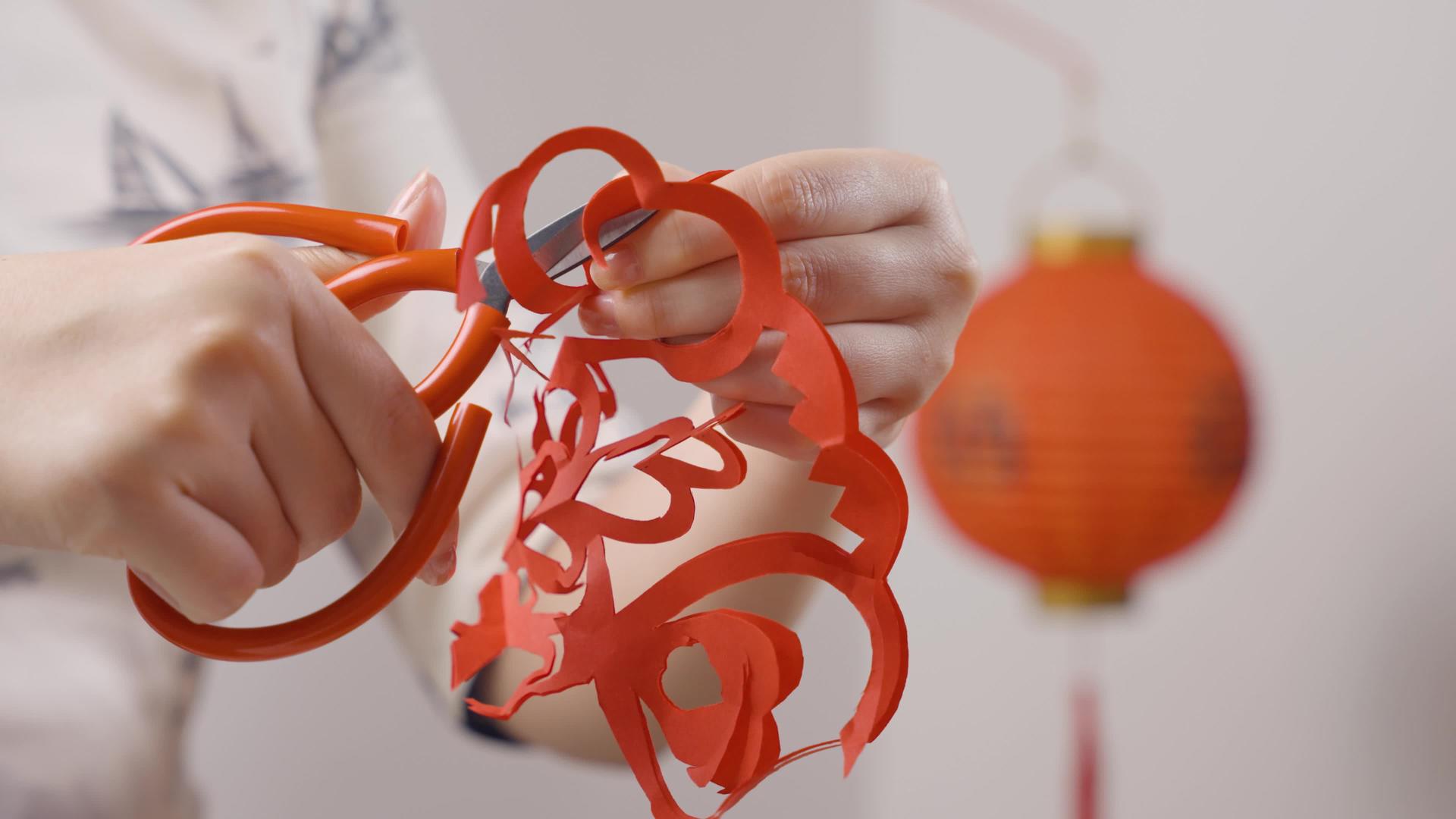 女性剪纸窗花4K旗袍庆祝新年视频的预览图