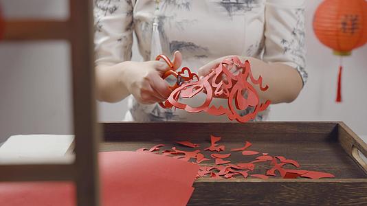 春节传统手工艺窗花剪纸4K视频的预览图
