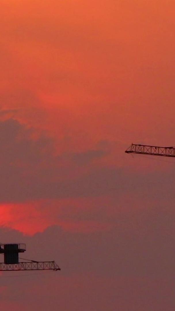 建筑塔吊在夕阳下视频的预览图