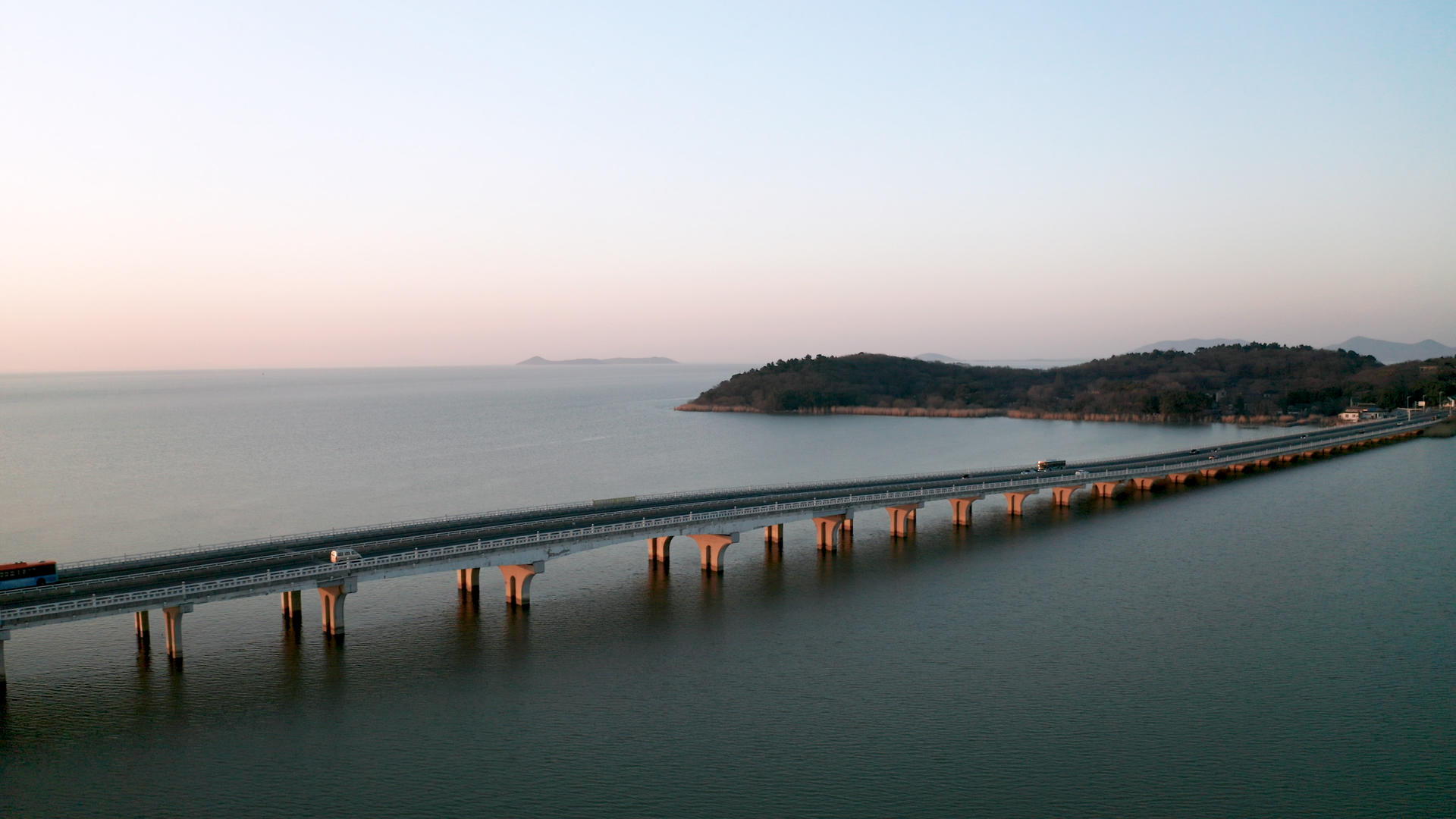 4K航拍苏州太湖西山大桥视频的预览图