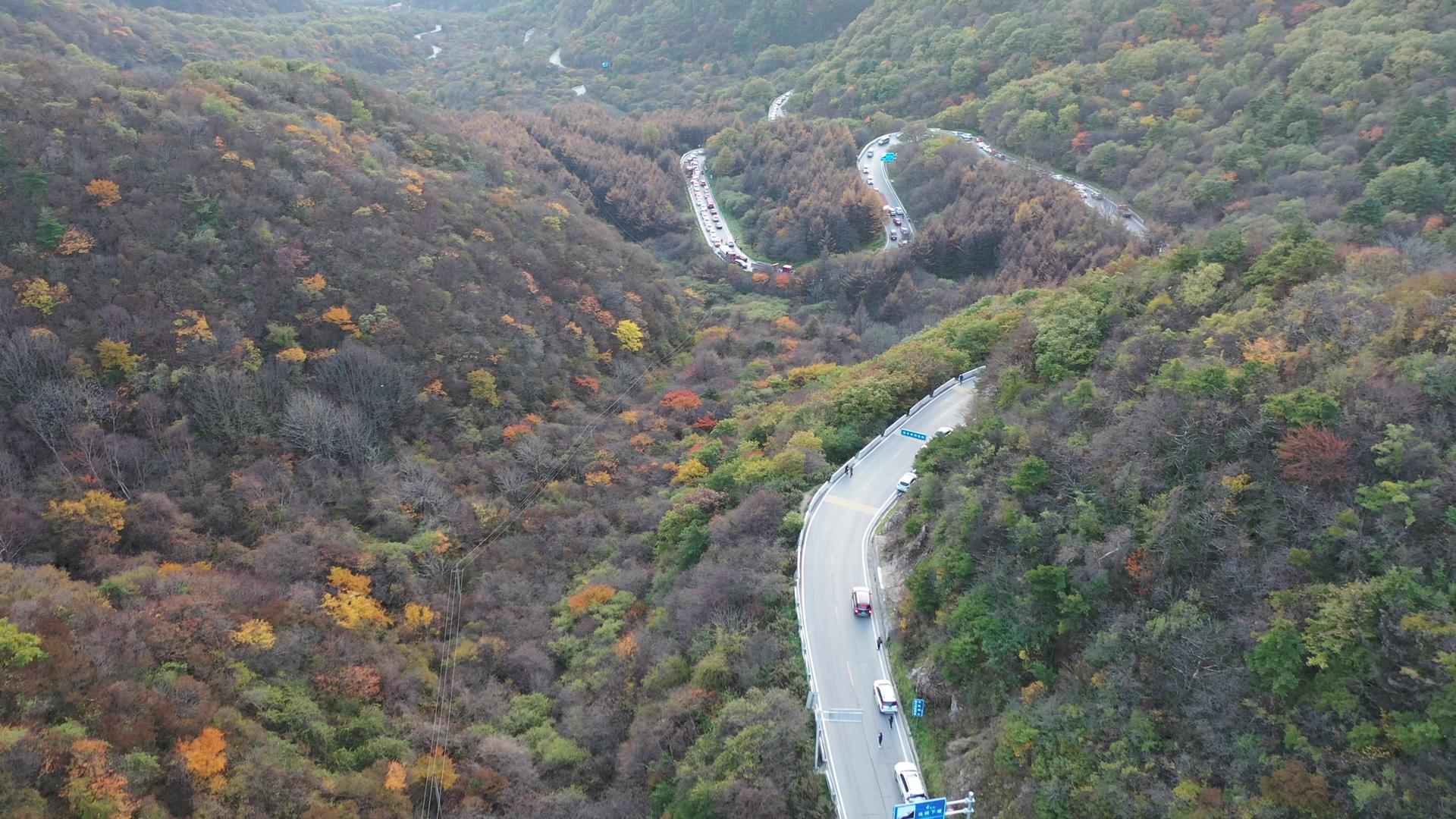 西安秦岭分水岭秋景4k航拍视频的预览图