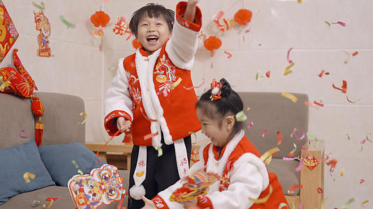 孩子们跳跃庆祝4K春节庆祝视频的预览图
