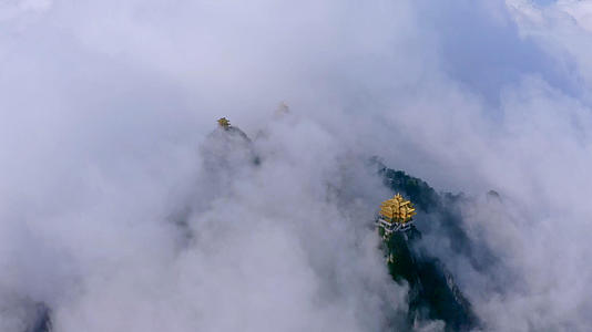云海中的老君山航拍视频的预览图
