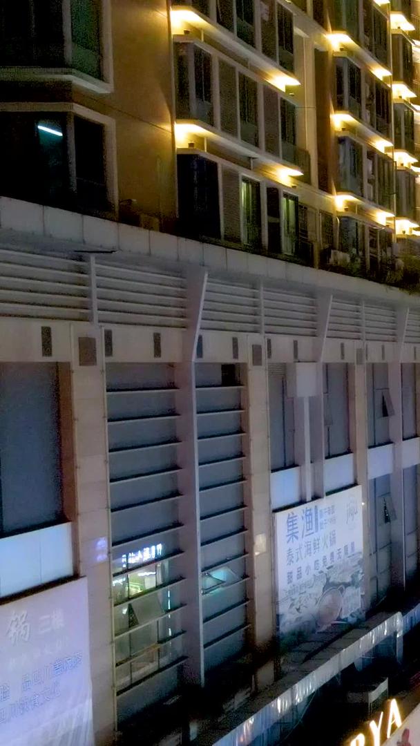 柳州五星商业步行街夜景航拍视频的预览图