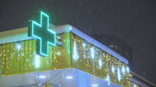 寒冬夜晚暴风雪医院药店视频的预览图