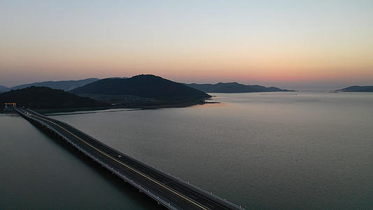 4K航拍苏州太湖西山大桥日落视频的预览图