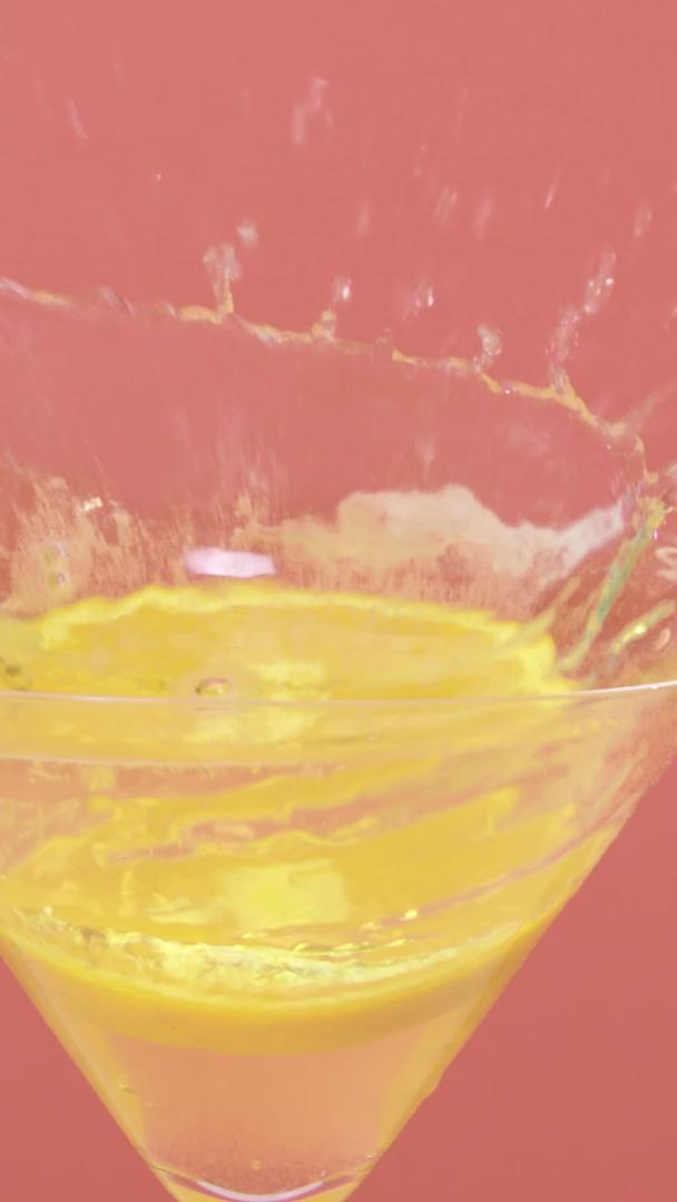柠檬落入酒杯中溅出酒花视频的预览图
