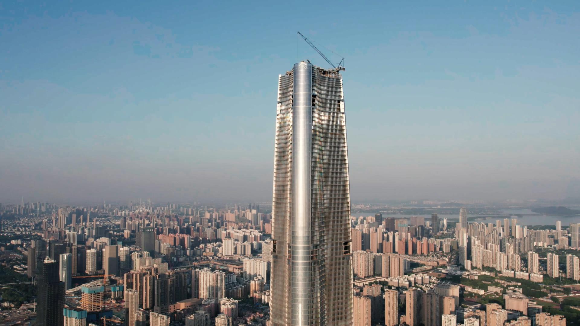 4K航拍武汉最高建筑绿地中心和城市景观视频素材视频的预览图
