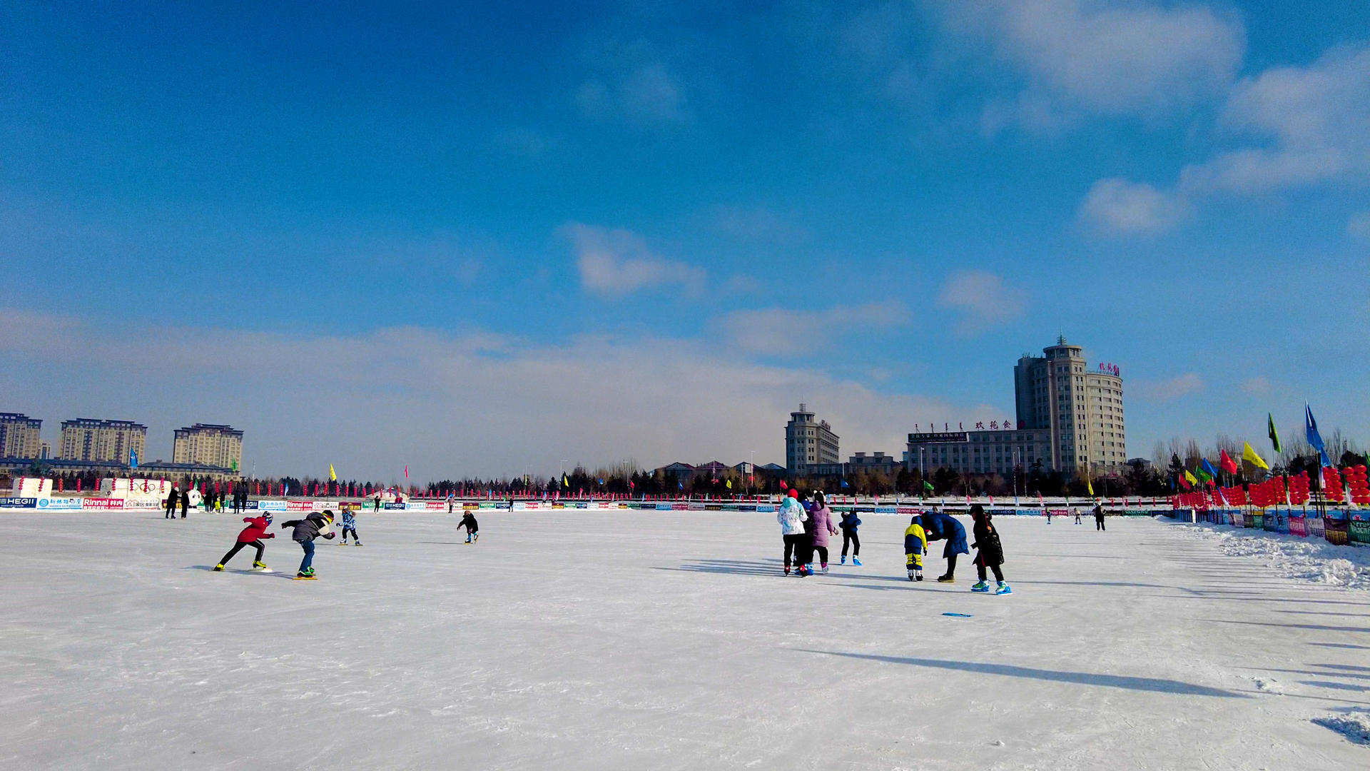 4k实拍蓝天下城市里的滑冰场视频的预览图