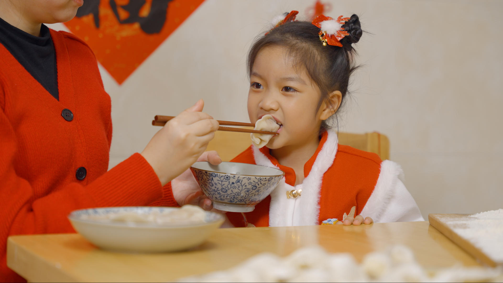 母亲4K春节喂女儿饺子视频的预览图