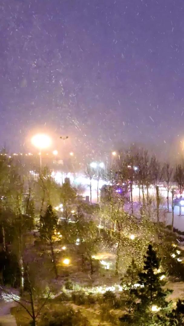 实拍北方城市风雪交加的夜晚街上车流缓慢视频的预览图