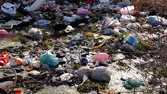 4K垃圾堆环境污染臭水沟丢垃圾垃圾场视频的预览图