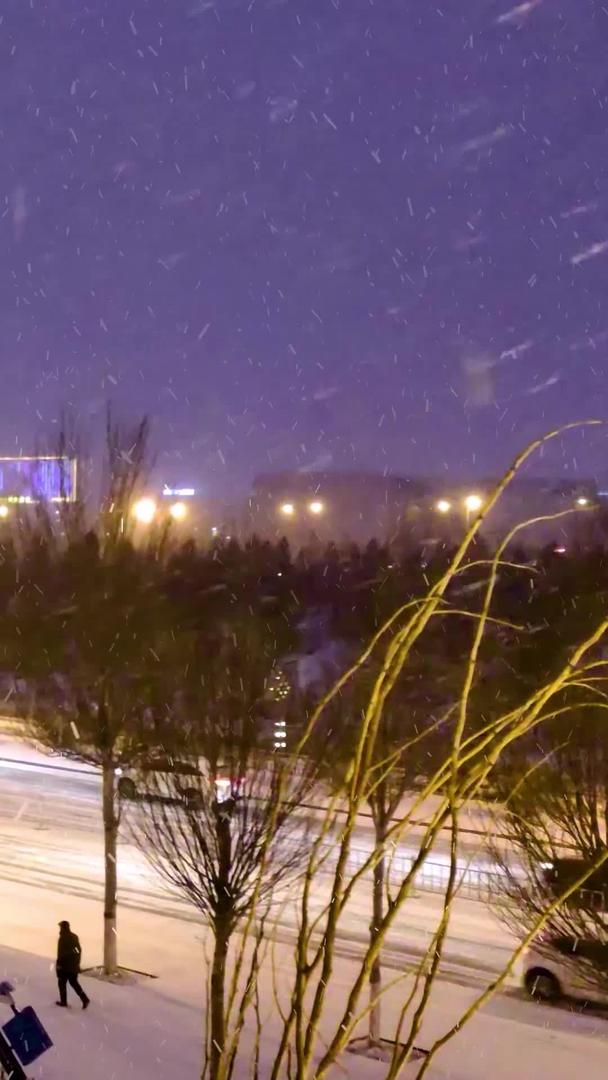实拍北方城市风雪交加的夜晚街上车流缓慢视频的预览图